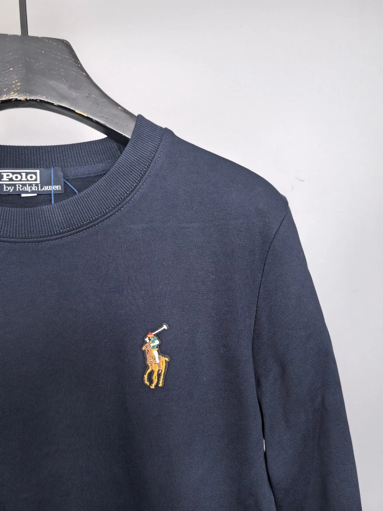 P340 POLO Ralph Lauren 2025 Autumn and Winter New Design Sweatshirt Official website synchronized! This T-shirt combines minimalist design with exquisite details. The oversize trim is reminiscent of Tyrolean dress details, summoning modern new ideas, creating a different conceptual pattern, and injecting rich connotation into the traditional cotton T-shirt. The LOGO on the front graphic webbing is unique and makes the brand more distinguished. It highlights the style of a big brand, sets off the minimalist design style, and reveals the elegance at a glance! As a brand that pursues design and tailoring techniques, the materials used will never disappoint! The body of this shirt is made of Solona cotton blended 400g fabric, which is noble and exquisite. The cotton surface is full, soft and skin-friendly. In short, such a classic style is a must-have for autumn and winter! M-4XL